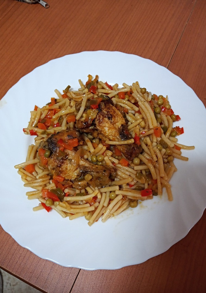 Una foto de Fideos con jamoncitos de pollo y verduras