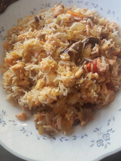 Una foto de Arroz con verduras, salmón y salsa Thai