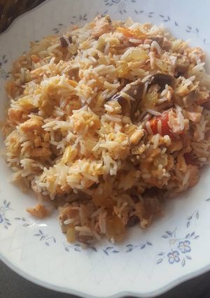 Una foto de Arroz con verduras, salmón y salsa Thai
