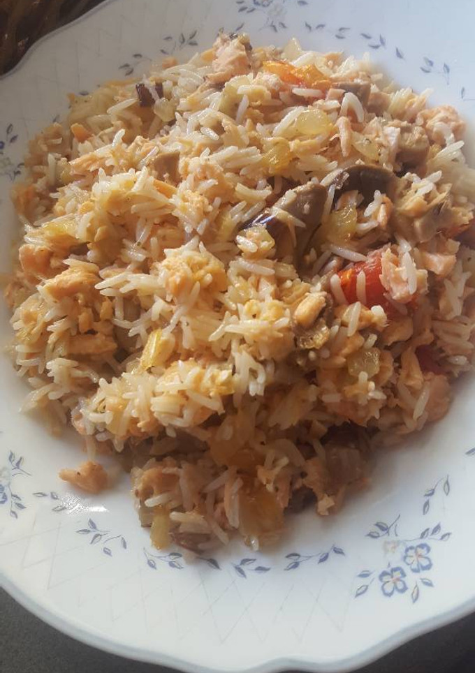 Una foto de Arroz con verduras, salmón y salsa Thai