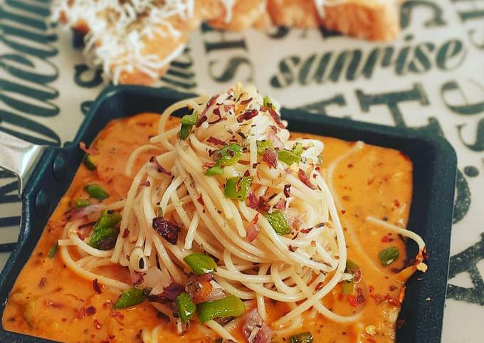 Garlic burnt Spaghetti with red sauce Recipe by Shipra Gandhi - Cookpad