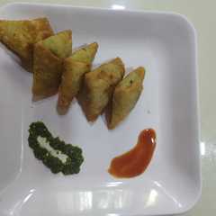 A picture of स्ट्रीट स्टाईल कुरकुरीत मिनी समोसे.