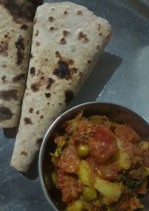 आलू गाजर की सब्जी (aloo gajar ki sabzi recipe in Hindi) रेसिपी मुख्य फोटो