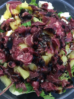 Una foto de Ensalada de cecina, queso de cabra y piña