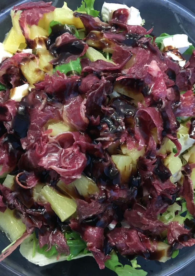 Una foto de Ensalada de cecina, queso de cabra y piña