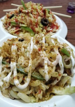 A picture of Stir fry chicken nodles🍲.