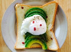 Hình của món Poached Egg & Avocado Toast.
