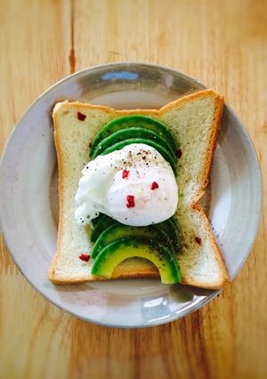 Hình của món Poached Egg & Avocado Toast.