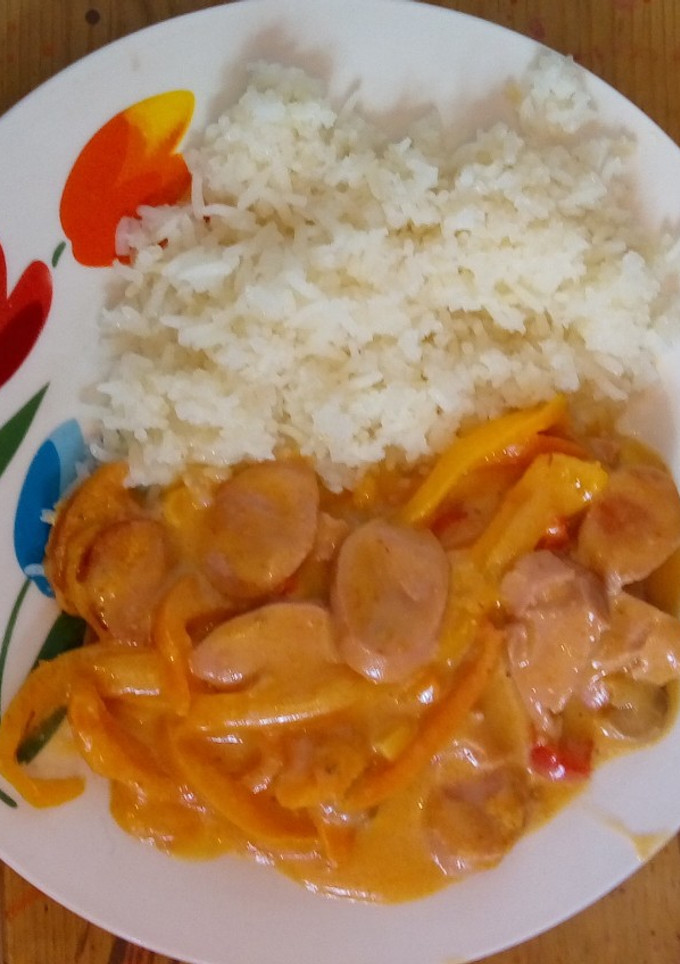 Una foto de Salchichas con pimientos en crema de chipotle