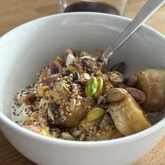 Una foto de Bol de desayuno con plátano maduro, pistachos y yogur