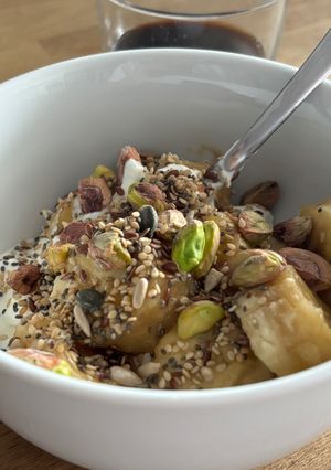 Foto principal de Bol de desayuno con plátano maduro, pistachos y yogur
