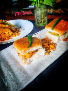 बटाटा वडापाव (Batata Vadapav Recipe In Marathi) रेसिपी चे मुख्य फोटो