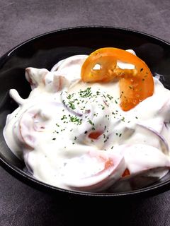 Tejfölös paradicsomsaláta recept fotója