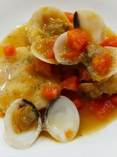 Una foto de Medallones de merluza en salsa de almejas y zanahoria🍽