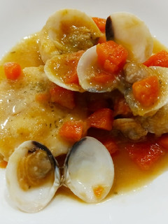 Una foto de Medallones de merluza en salsa de almejas y zanahoria🍽