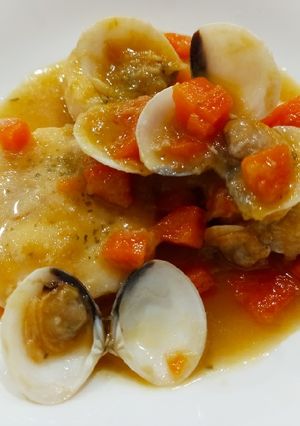 Foto principal de Medallones de merluza en salsa de almejas y zanahoria🍽