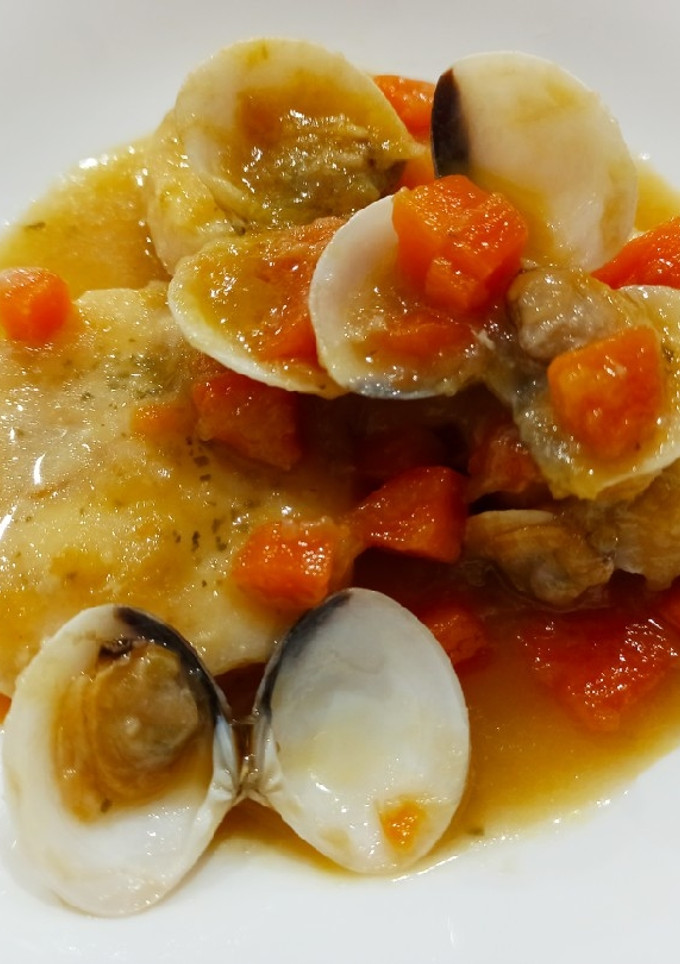 Una foto de Medallones de merluza en salsa de almejas y zanahoria🍽