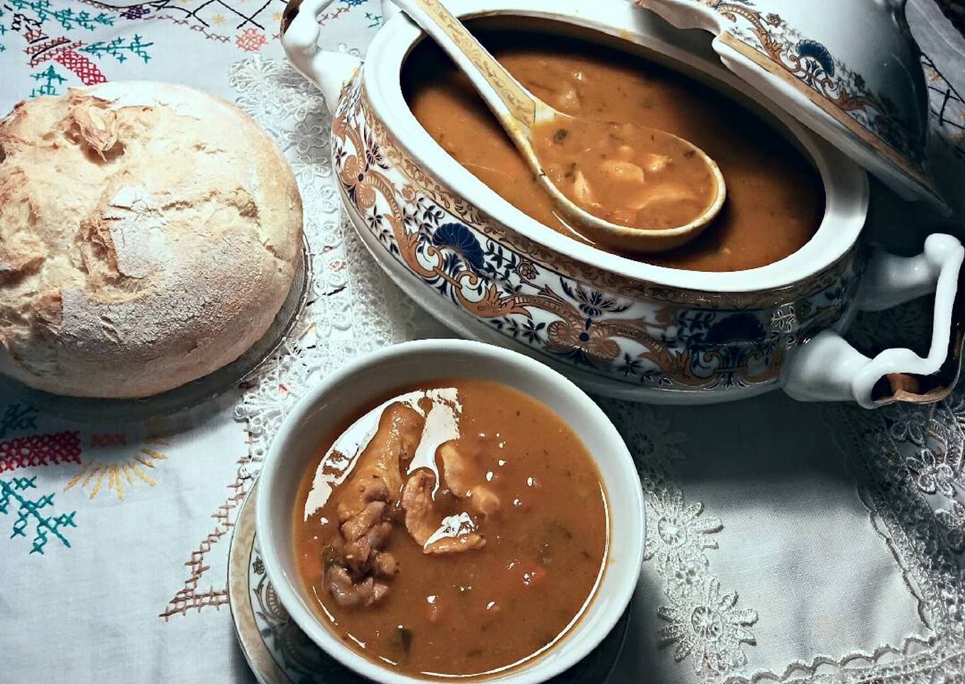 Sopa estilo oriente medio, de lentejas pollo y cordero