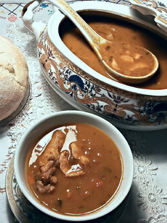Una foto de Sopa estilo oriente medio, de lentejas pollo y cordero