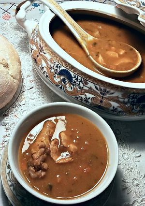 Una foto de Sopa estilo oriente medio, de lentejas pollo y cordero
