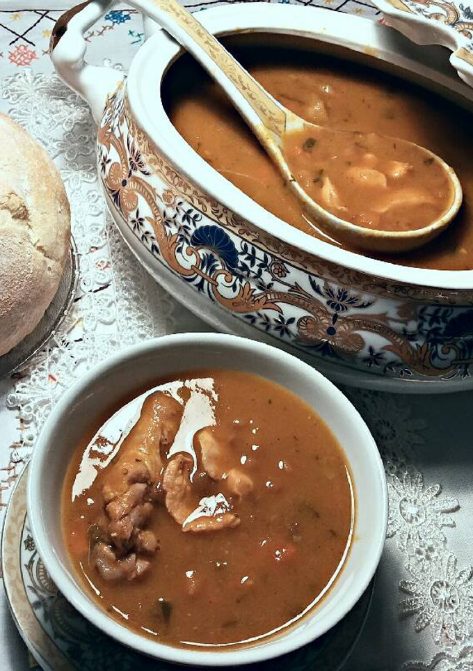 Una foto de Sopa estilo oriente medio, de lentejas pollo y cordero