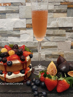 Foto principal de Tarta de cava rosado con frutos rojos