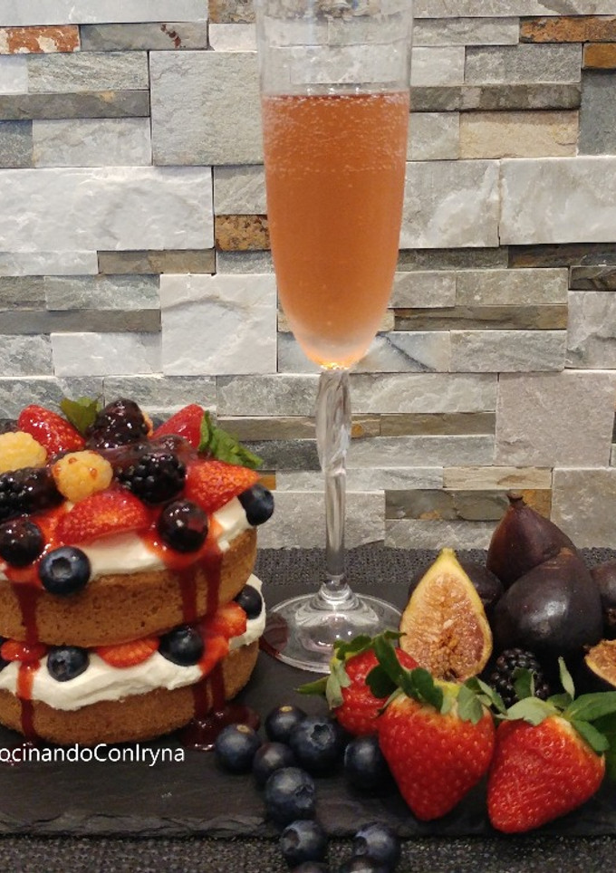 Una foto de Tarta de cava rosado con frutos rojos