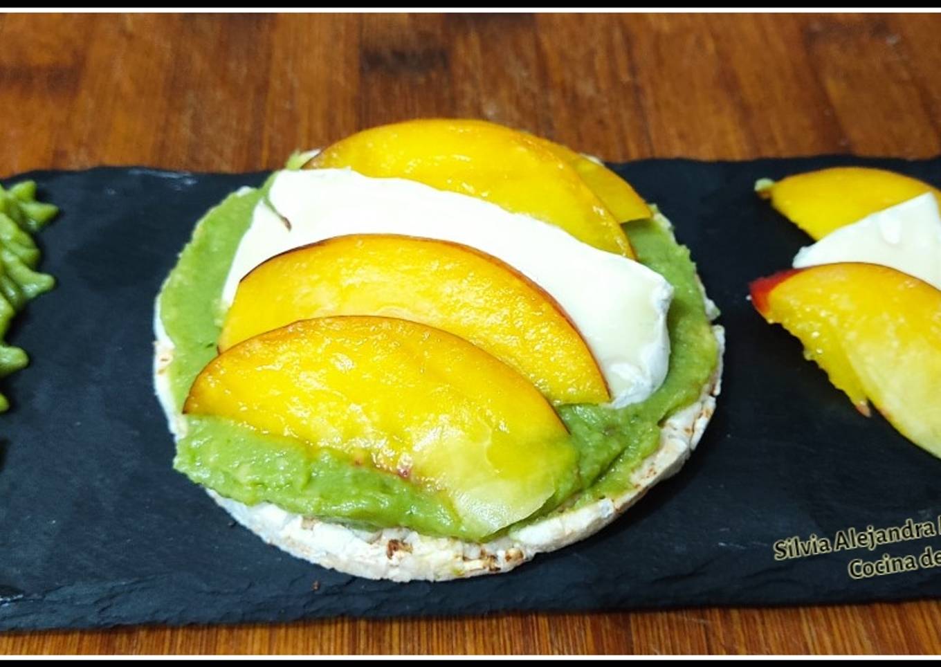 Tortita de arroz con guacamole, melocotón y brie