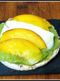 Una foto de Tortita de arroz con guacamole, melocotón y brie