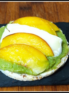 Una foto de Tortita de arroz con guacamole, melocotón y brie