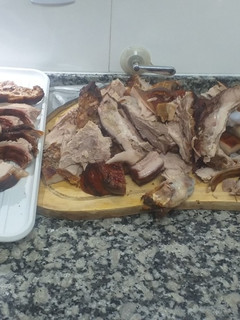 Una foto de Lechón al horno para Navidad
