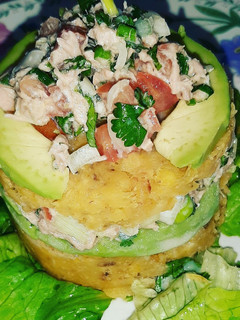 Una foto de Timbal de plátano con atún y palta