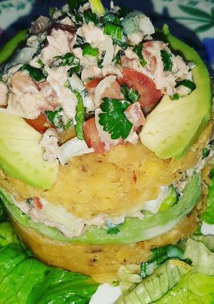 Una foto de Timbal de plátano con atún y palta
