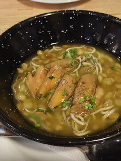 Una foto de Habitas baby con gulas y foie de pato