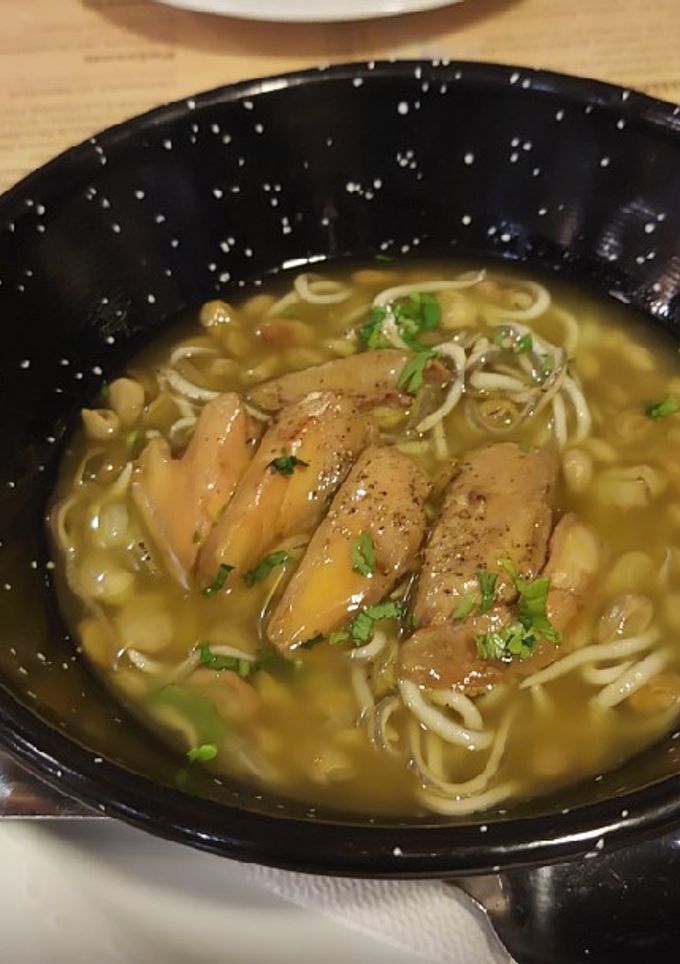 Una foto de Habitas baby con gulas y foie de pato