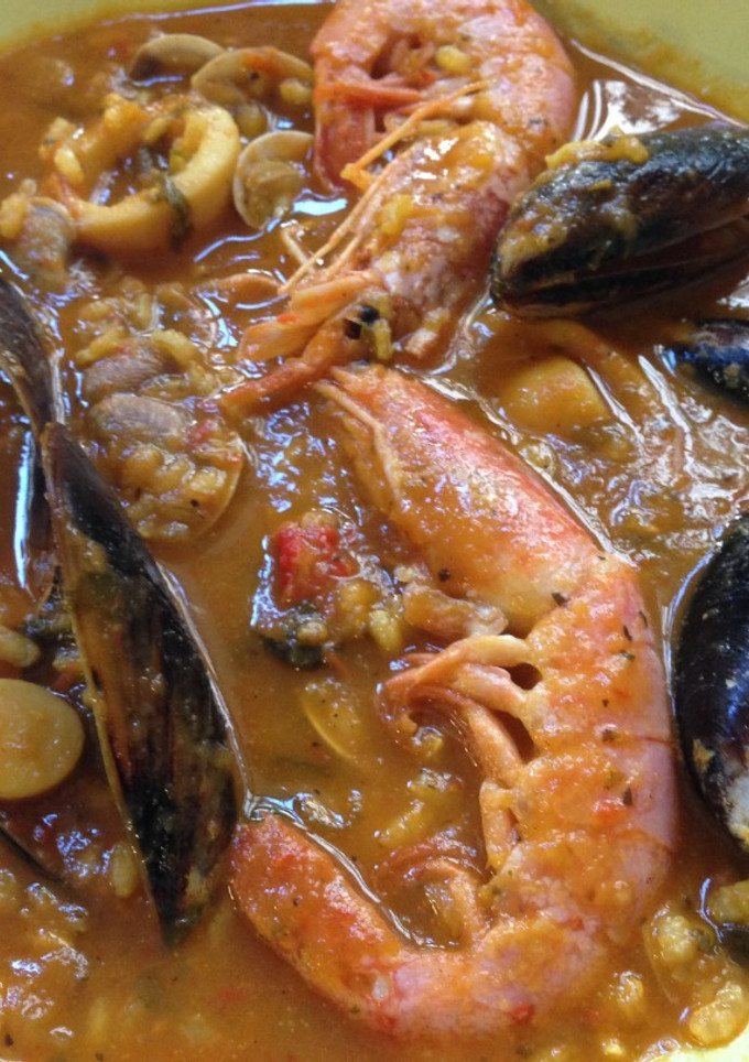 Una foto de Arroz caldoso integral con marisco