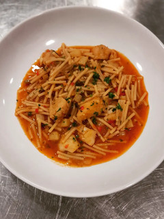 Una foto de Sopa de pescado con fideos