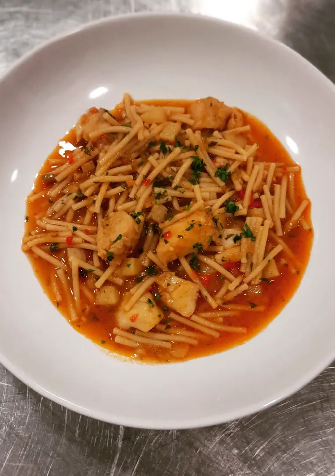 Una foto de Sopa de pescado con fideos