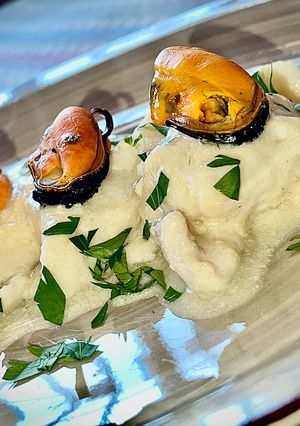 Una foto de Rosada en salsa de cebolla y mejillones