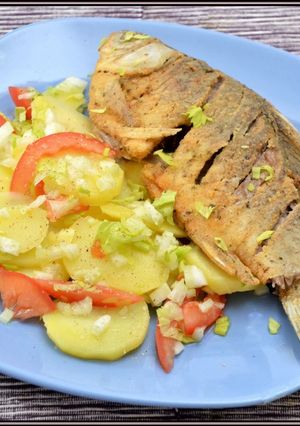 Fűszeres kukoricalisztbe sült kárász, zelleres burgonyasalátával recept fotója