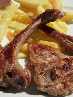 Una foto de Chuletas fritas de cordero con patatas fritas