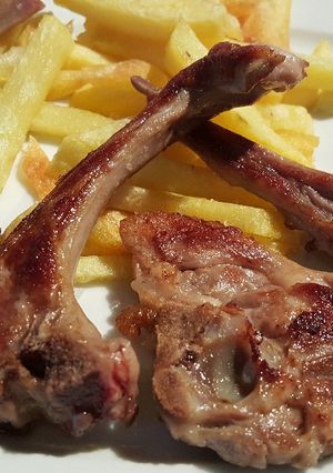 Una foto de Chuletas fritas de cordero con patatas fritas