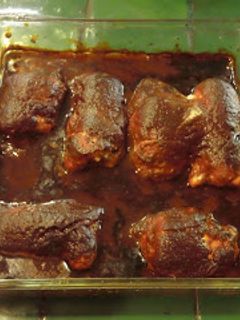 Una foto de Milanesas de pollo adobadas rellenas de frijoles refritos