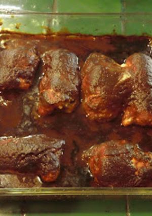 Una foto de Milanesas de pollo adobadas rellenas de frijoles refritos