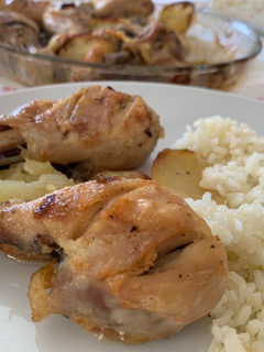 Una foto de Pollo al ajillo con patatas