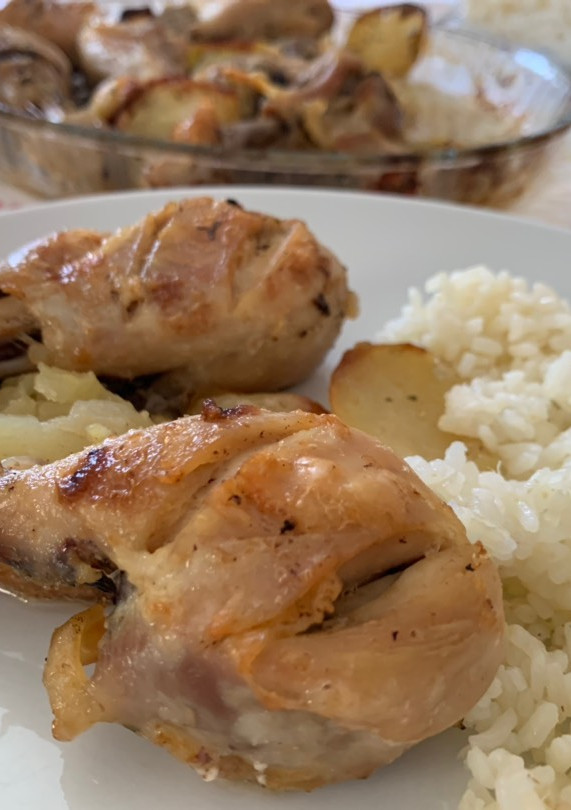 Una foto de Pollo al ajillo con patatas