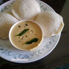 A picture of Rice Idli with Dal Chutney.