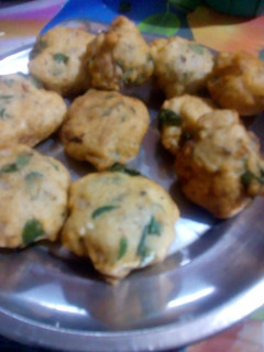 உளுந்து மிளகுசீரகம் வடை போண்டா (Ulunthu bonda recipe in tamil) செய்முறை முக்கிய புகைப்படம்