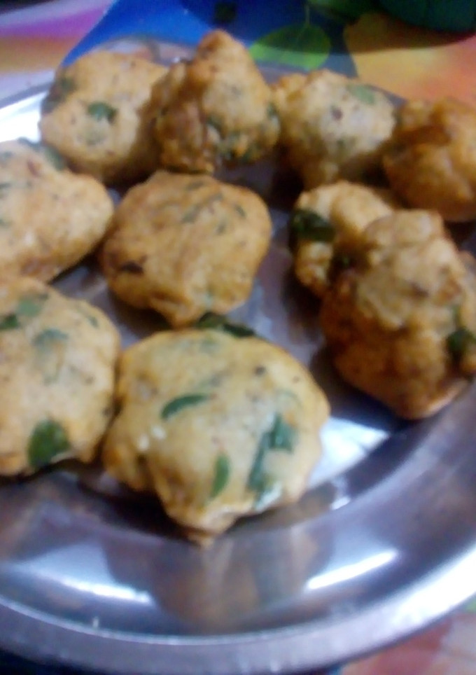 உளுந்து மிளகுசீரகம் வடை போண்டா (Ulunthu bonda recipe in tamil) செய்முறை முக்கிய புகைப்படம்