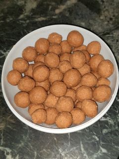 बेसन के लड्डू(besan k laddu recipe in hindi) रेसिपी मुख्य फोटो